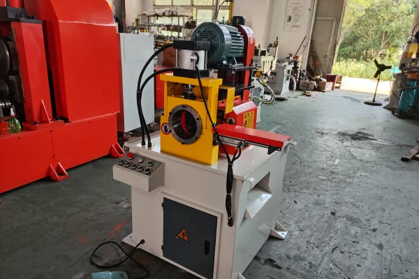 Hydraulic Feed — Stable Cutting for Heavy Tubes